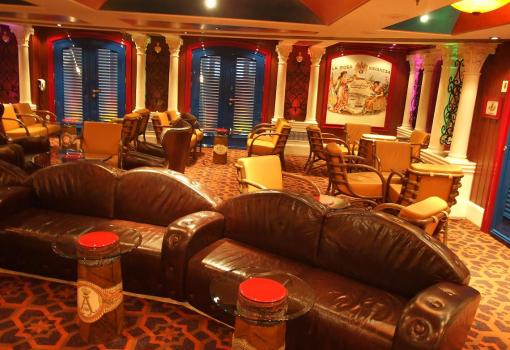 El Cigar Bar Havana dedicado a los fumadores
